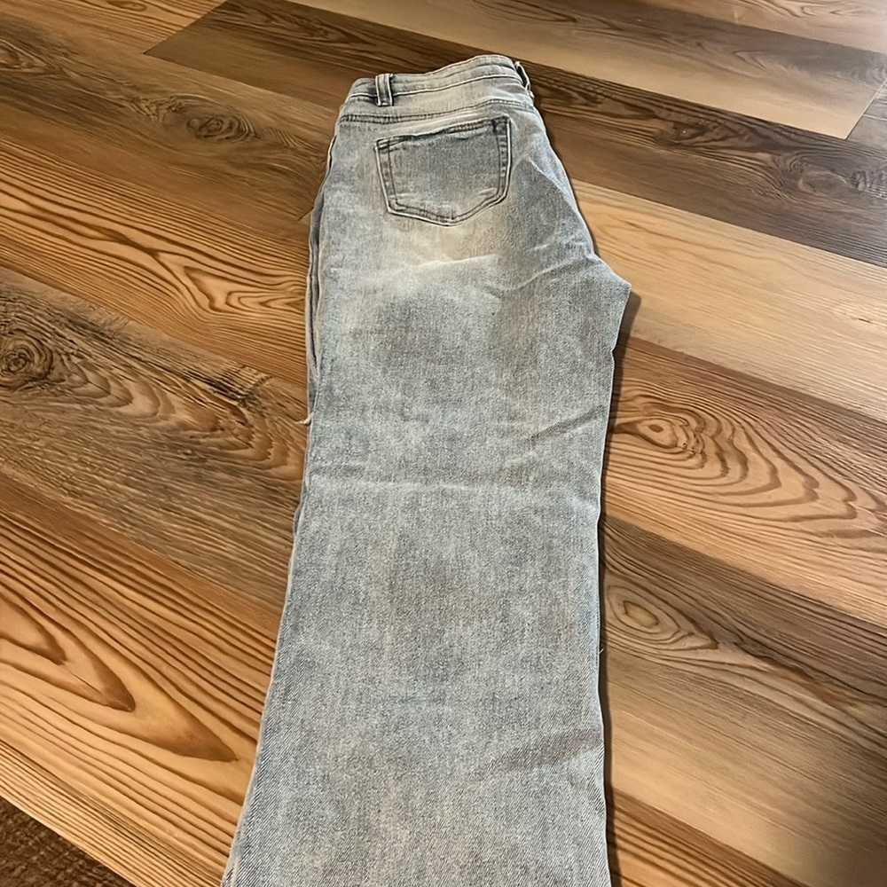 Ripped jeans mom style